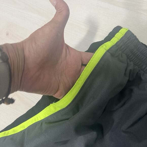 Nike Swim Trunks Men’s Size XL Gray Green Accents Lined Pockets Drawstring Waist - Picture 5 of 11